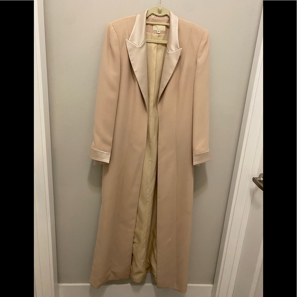 Vintage stunning 3 piece pant suit from the 1990’s. Nude colored SZ 12 stunning